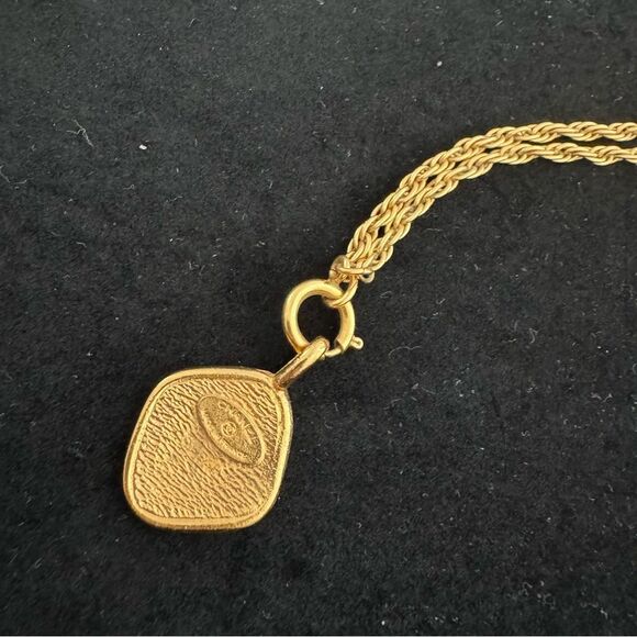 CHANEL Rue Cambon 24k Plated Vintage Medallion Necklace - Picture 5 of 6